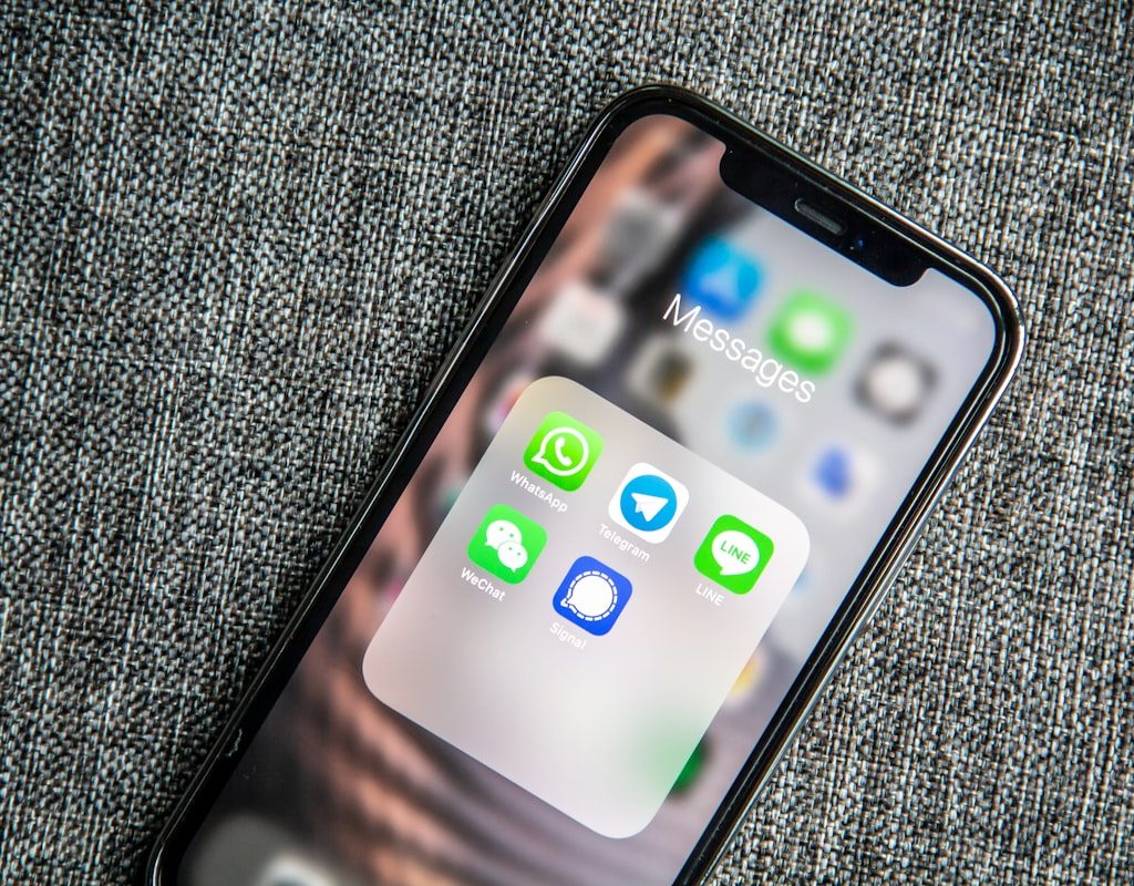 Perbandingan SMS Broadcast dan WhatsApp Blast untuk bisnis Indonesia