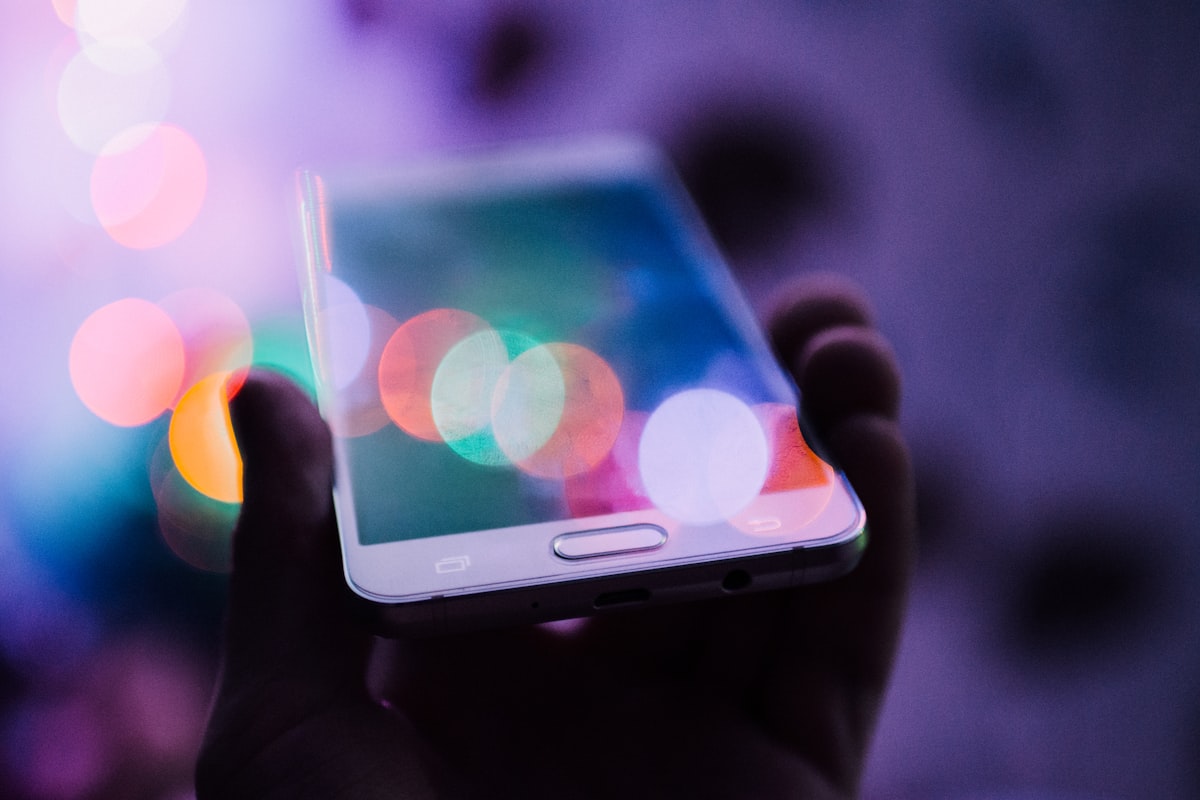 Perbandingan open rate SMS dan email marketing