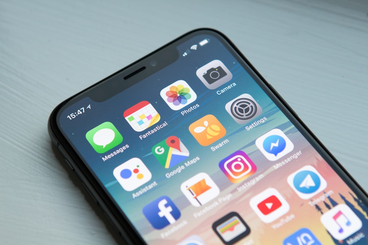 Ponsel menerima SMS bisnis dari Sender ID brand Indonesia