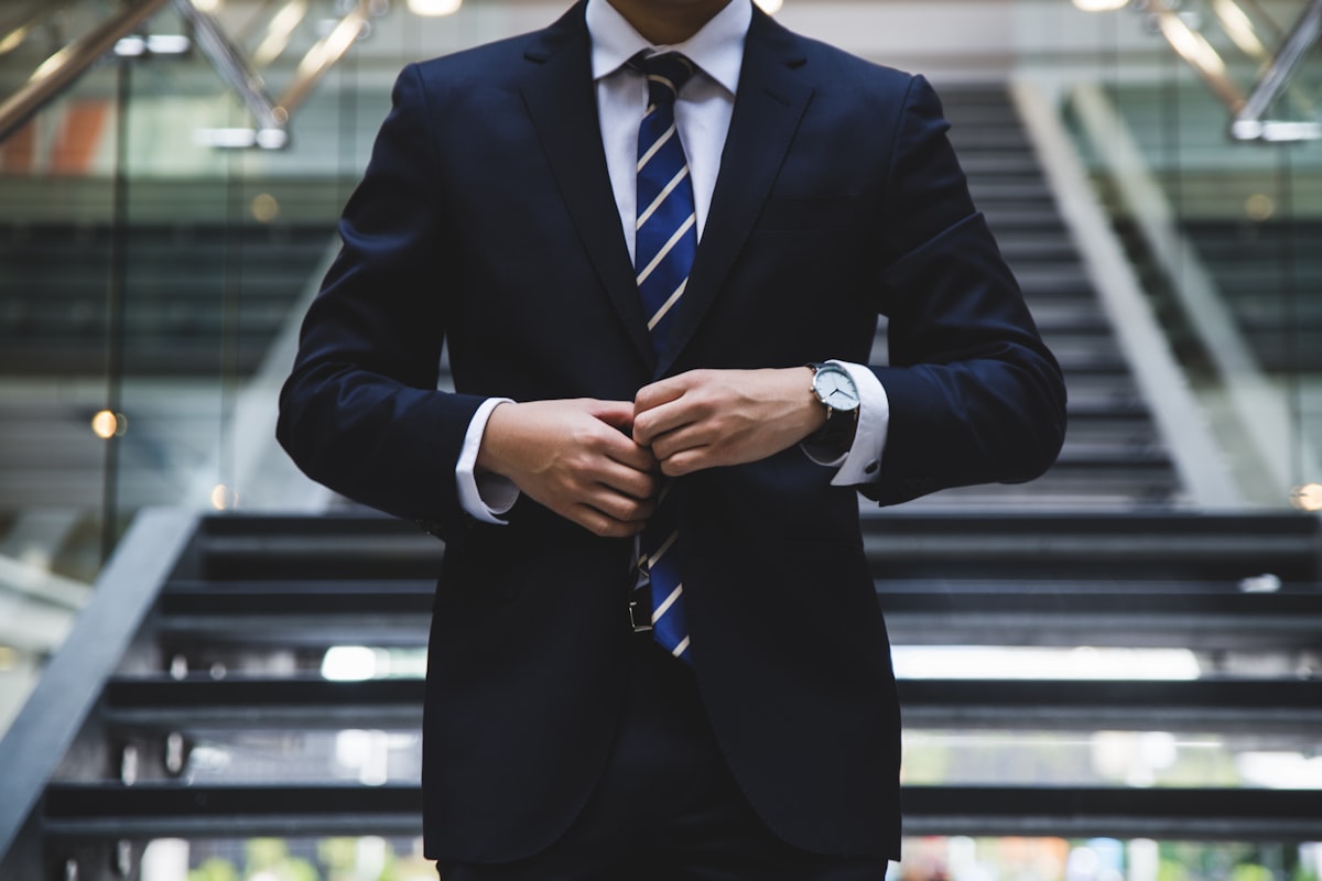 Tim bisnis mendiskusikan compliance regulasi SMS marketing