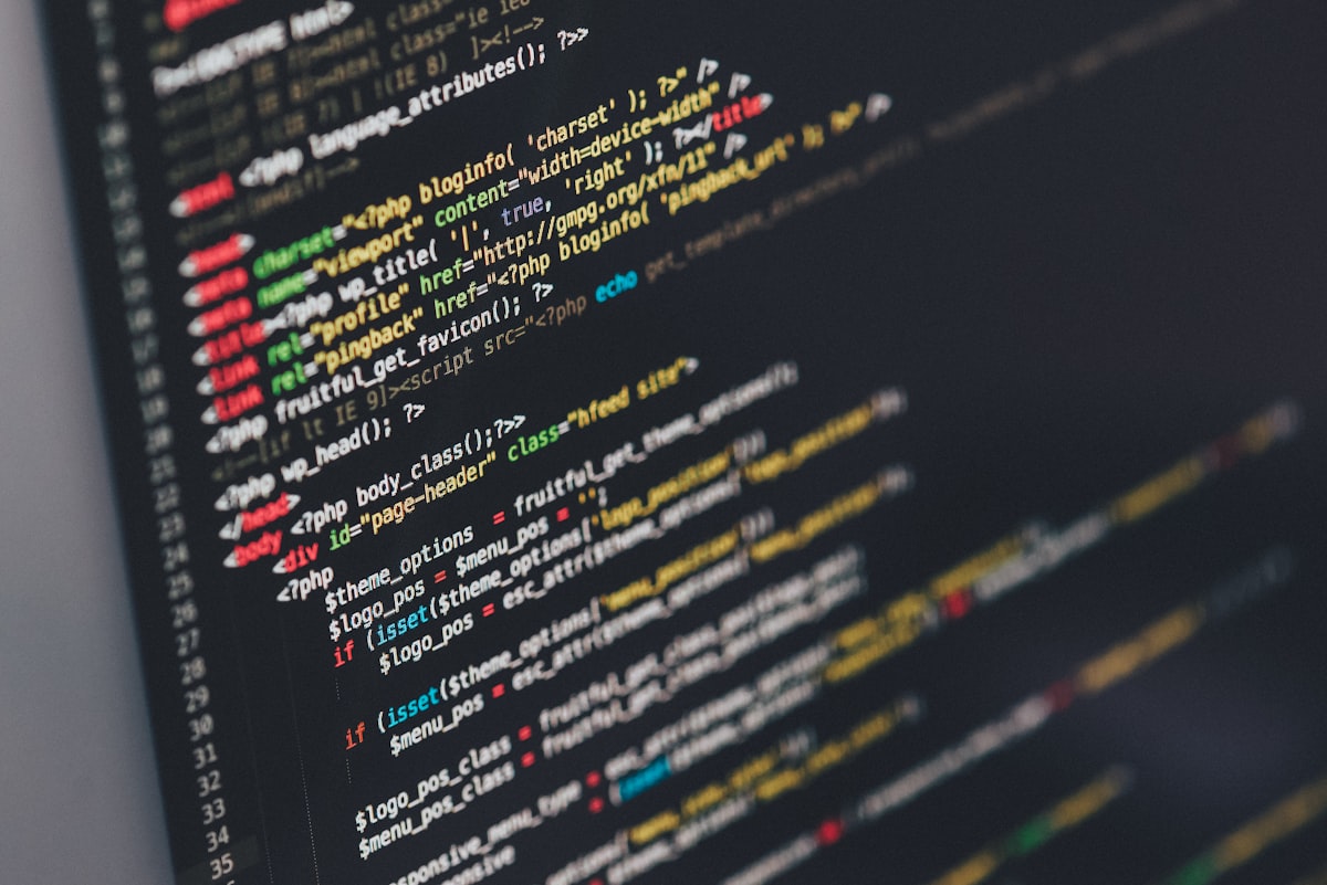 Developer mengintegrasikan SMS API ke sistem bisnis