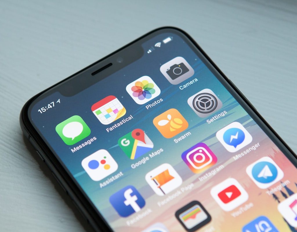 SMS broadcast di smartphone - layanan kirim pesan massal bisnis Indonesia