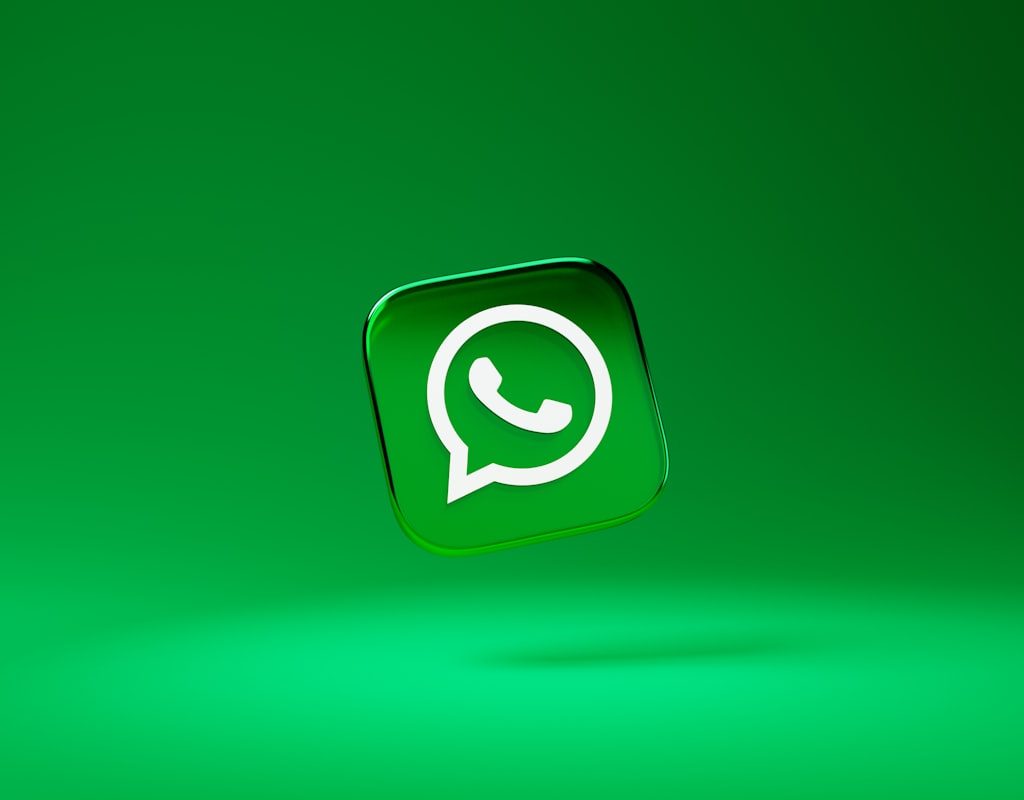 Aplikasi pesan WhatsApp dan Telegram di ponsel untuk bisnis