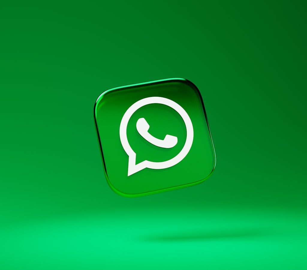 Aplikasi WhatsApp di ponsel untuk broadcast