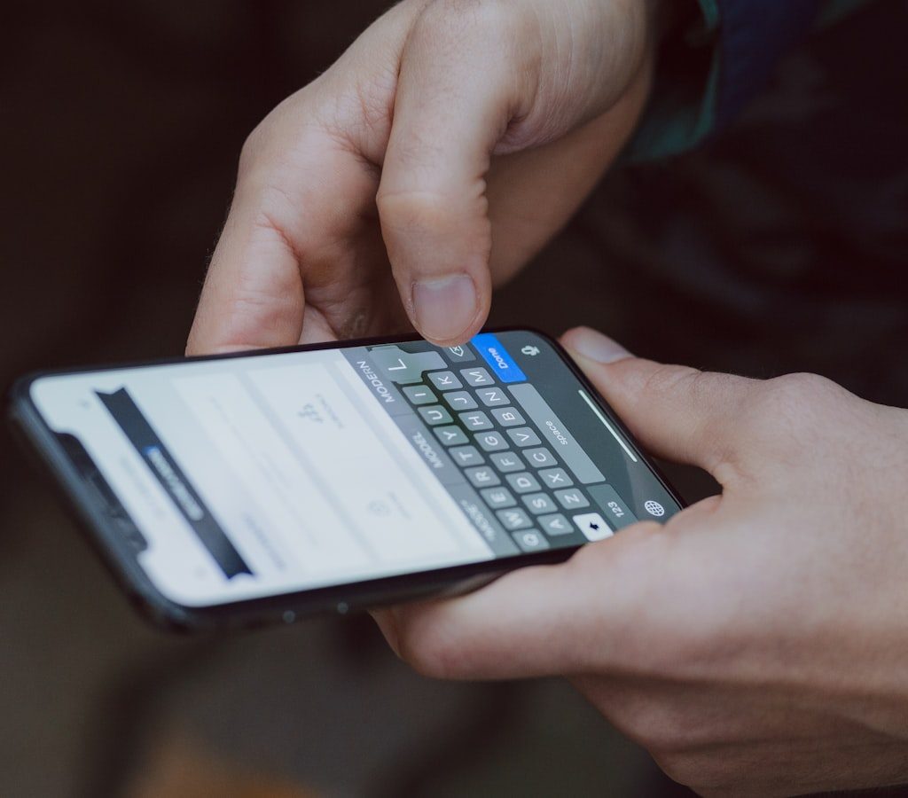 Notifikasi kode OTP di layar smartphone